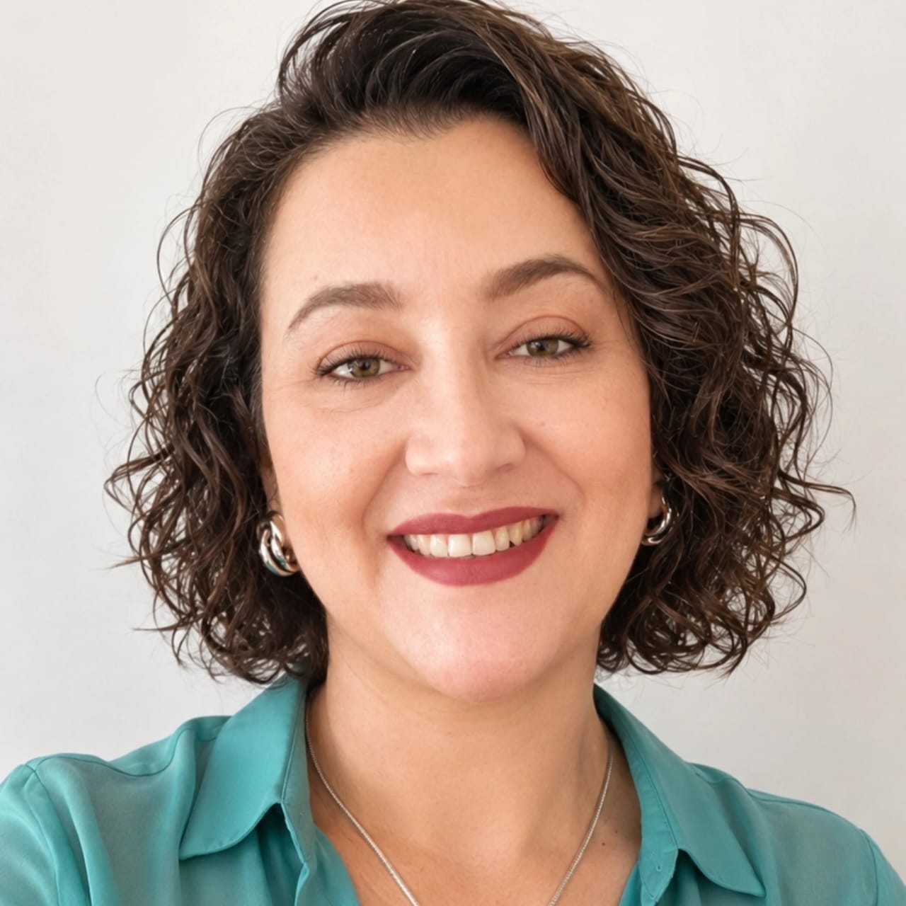 Foto da professora Kátia Lima sorrindo